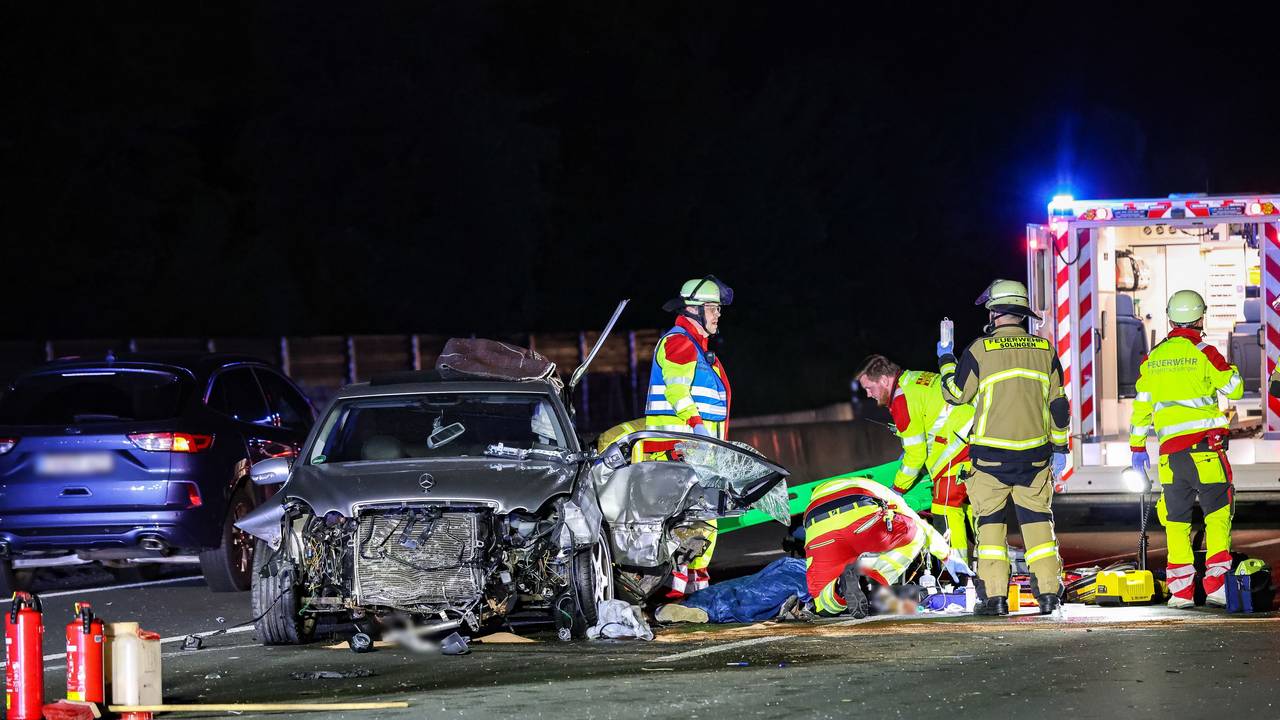 Eine verletzte Person wird neben einem zerstörtem Unfallfahrzeug behandelt. Bei dem Zusammenstoß mehrerer Fahrzeuge auf der A3 wurden zwei Fahrer schwer verletzt, einer von ihnen lebensgefährlich.