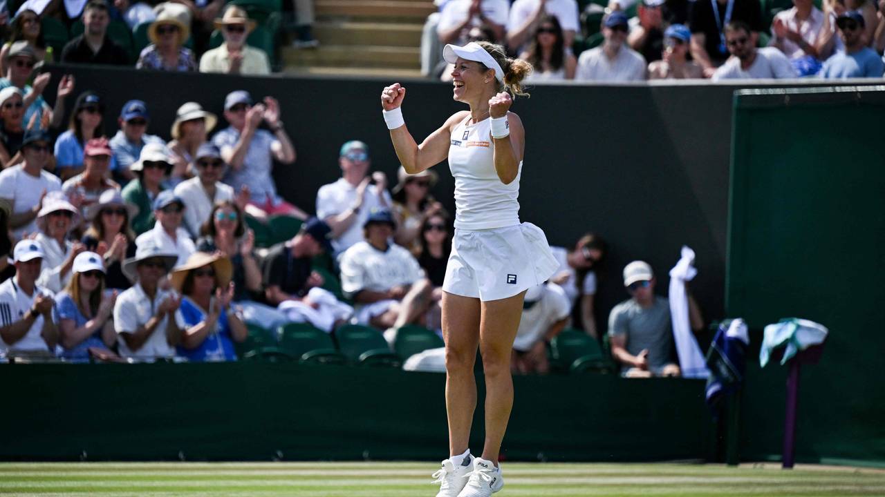 Laura Siegemund spring vor Freude auf dem Rasen von Wimbledon in die Höhe.