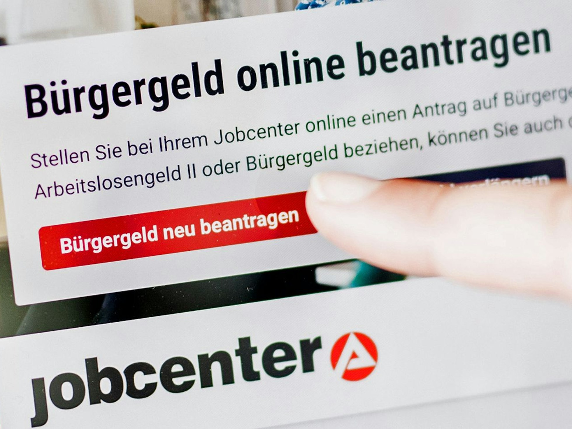 ARCHIV - 28.06.2023, Berlin: Eine Frau tippt auf einem Tablet auf einen Link zum Beantragen des Bürgergeldes im Kundenbereich im Jobcenter Berlin Mitte. (zu dpa: «Forscher: Drei Milliarden Sparpotenzial bei Arbeit») Foto: Carsten Koall/dpa +++ dpa-Bildfunk +++
