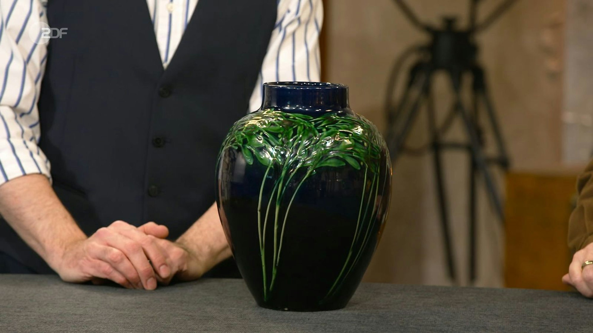 Die Jugendstil-Vase nach einem Entwurf von Max Laeuger aus der Zeit um 1910 schätzte der Experte auf 650 bis 700 Euro. Den Zuschlag bekam Elke Velten bei 750 Euro.
(Bild: ZDF)