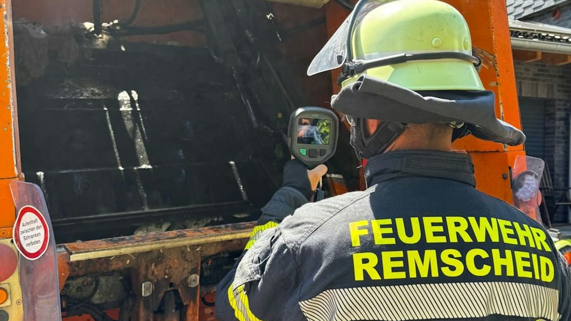 Bild von einem gelöschten Brand in einem Müllfahrzeug im Ortsteil Rath in Remscheid.