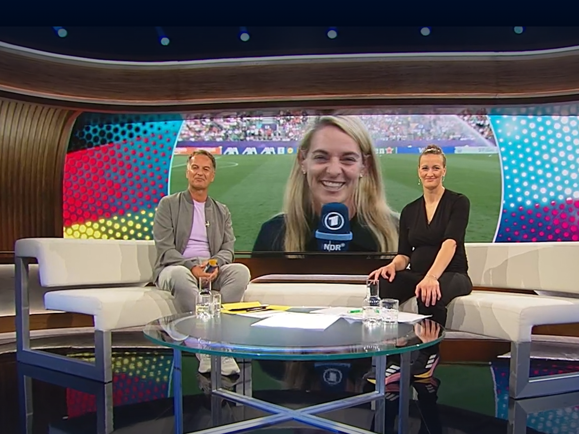 Claus Lufen und Almuth Schult sprechen in einer Live-Schalte der ARD mit DFB-Sportdirektorin Nia Künzer bei der Frauen-EM in der Schweiz.