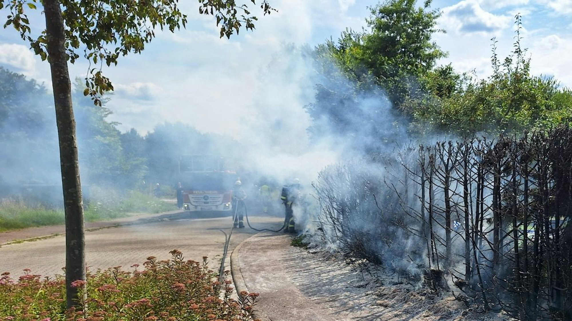 Ein Heckenbrand am Kiebitzweg in Bocholt-Mussum wurde von der Feuerwehr gelöscht. Die Hecke brannte auf ca. 15 Meter Länge.