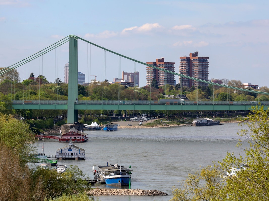 Die Rodenkirchener Brücke führt über den Rhein.