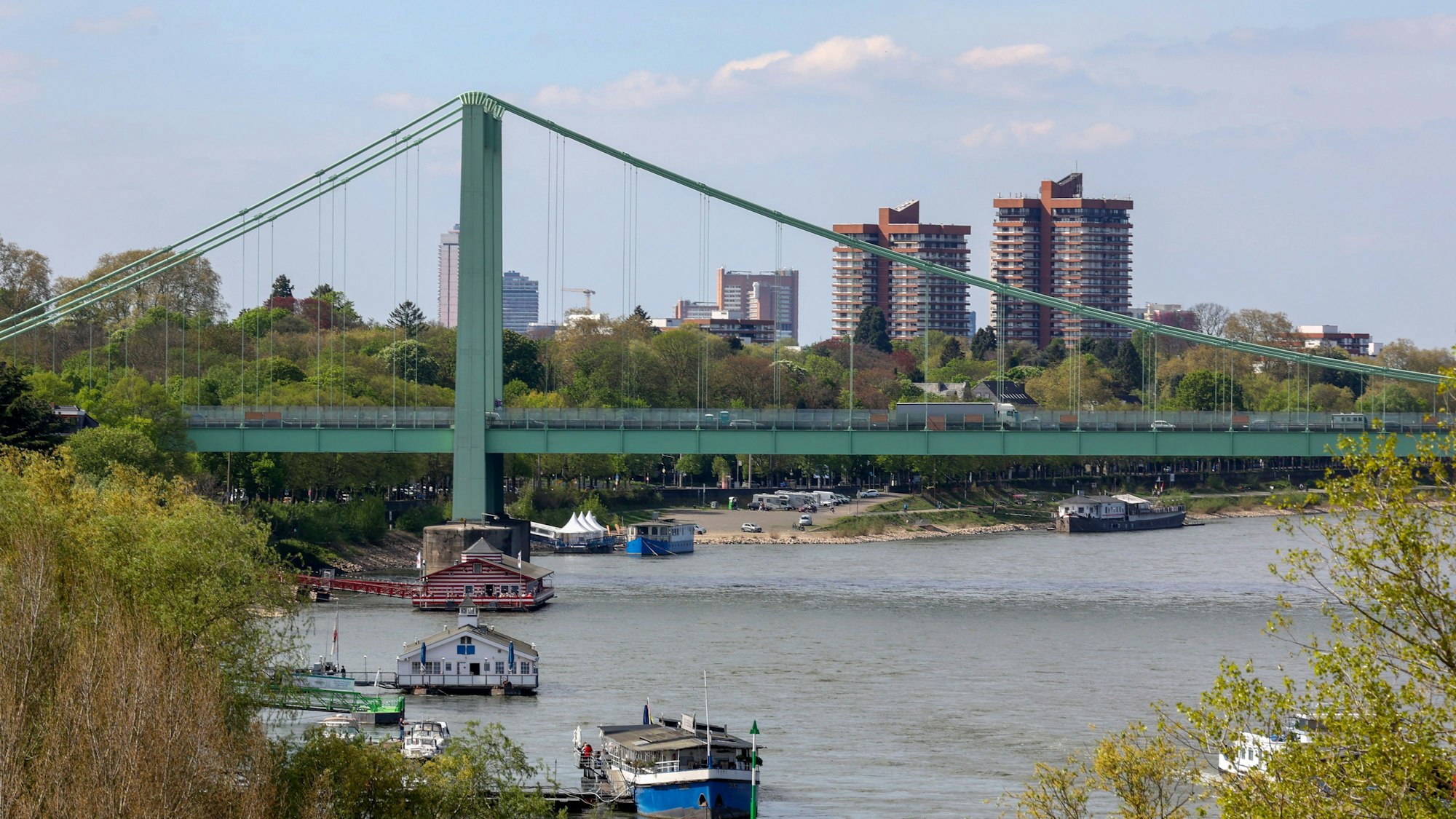 Die Rodenkirchener Brücke führt über den Rhein.