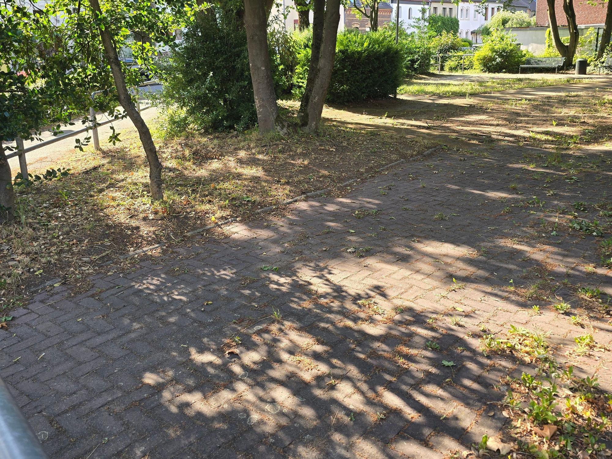 Ein Spielplatz, der verwaist ist.