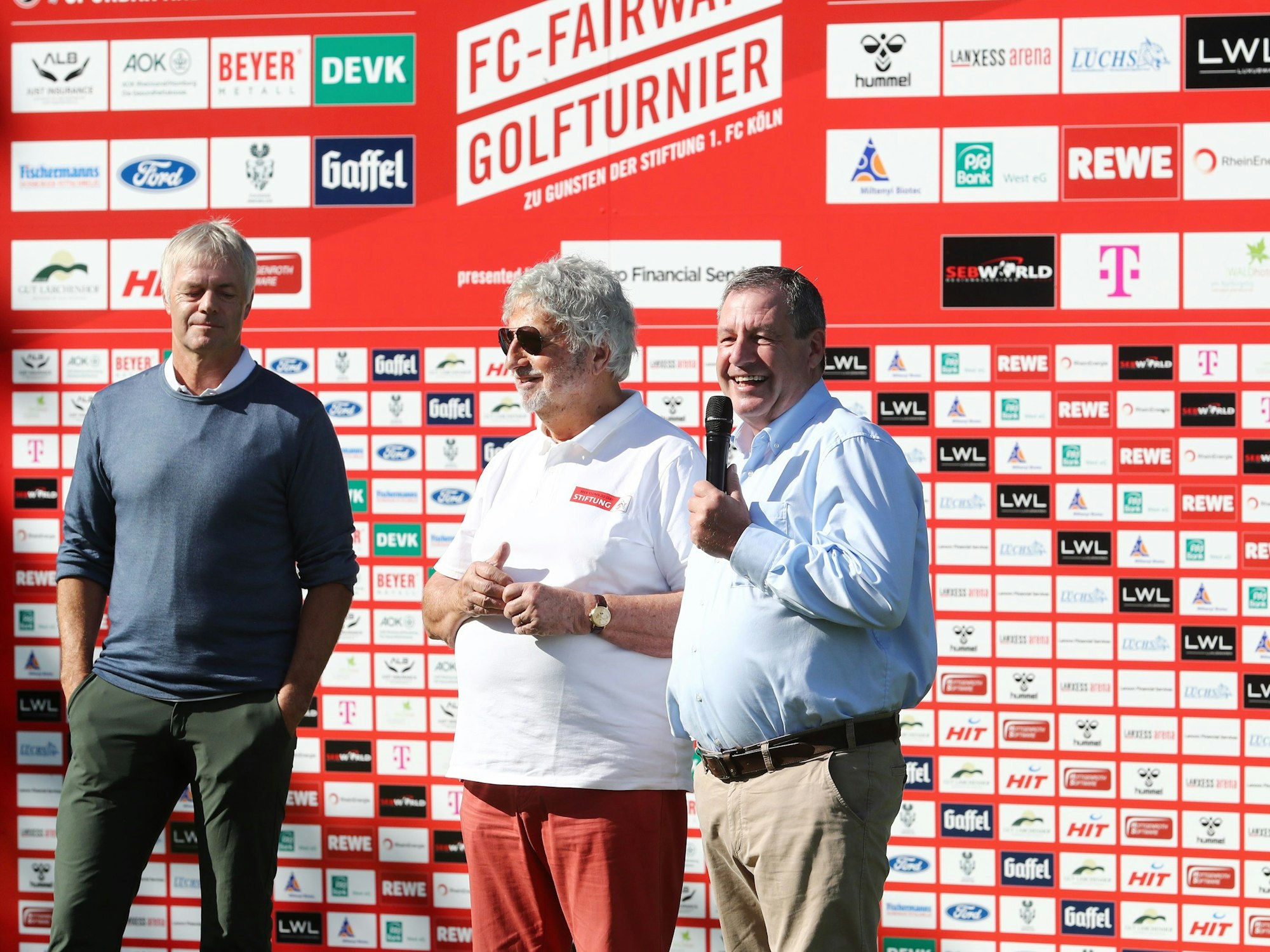 1. FC Köln, Gut Lärchenhof, FC-Fairways 2023, Golfen für den guten Zweck, Begrüßungsworte von links: Tom Bartels, Stiftungsvorstand Claus Dillenburger, Werner Wolf