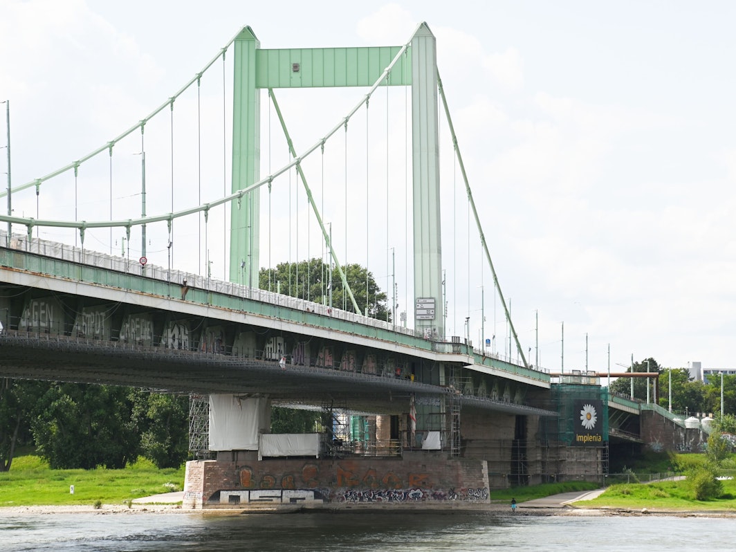 Eine Brücke führt über den Rhein