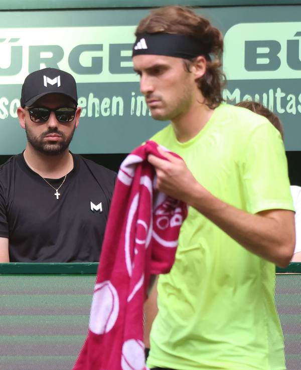 Goran Ivanisevic sitzt bei einem Match von Stefanos Tsitsipas am Spielfeldrand.