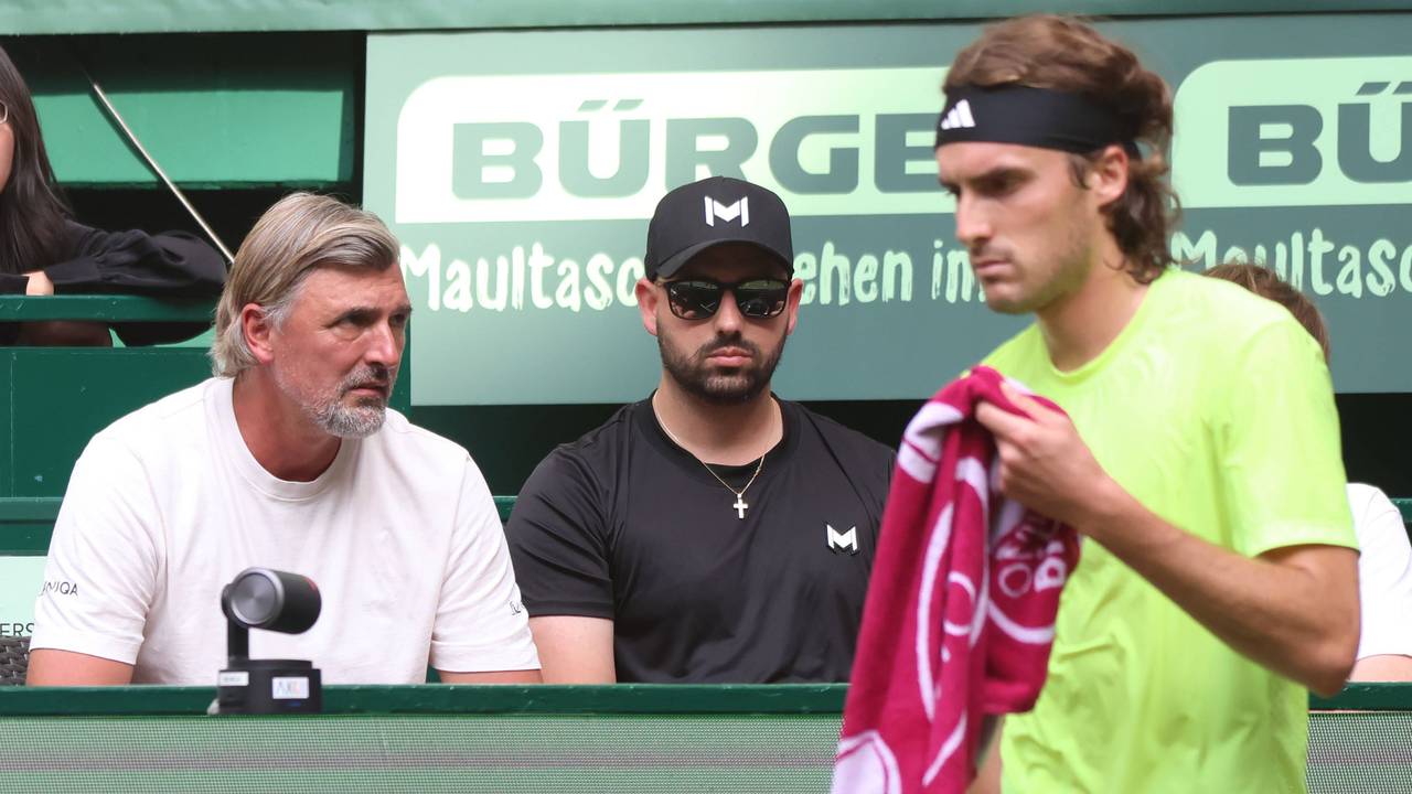 Goran Ivanisevic sitzt bei einem Match von Stefanos Tsitsipas am Spielfeldrand.