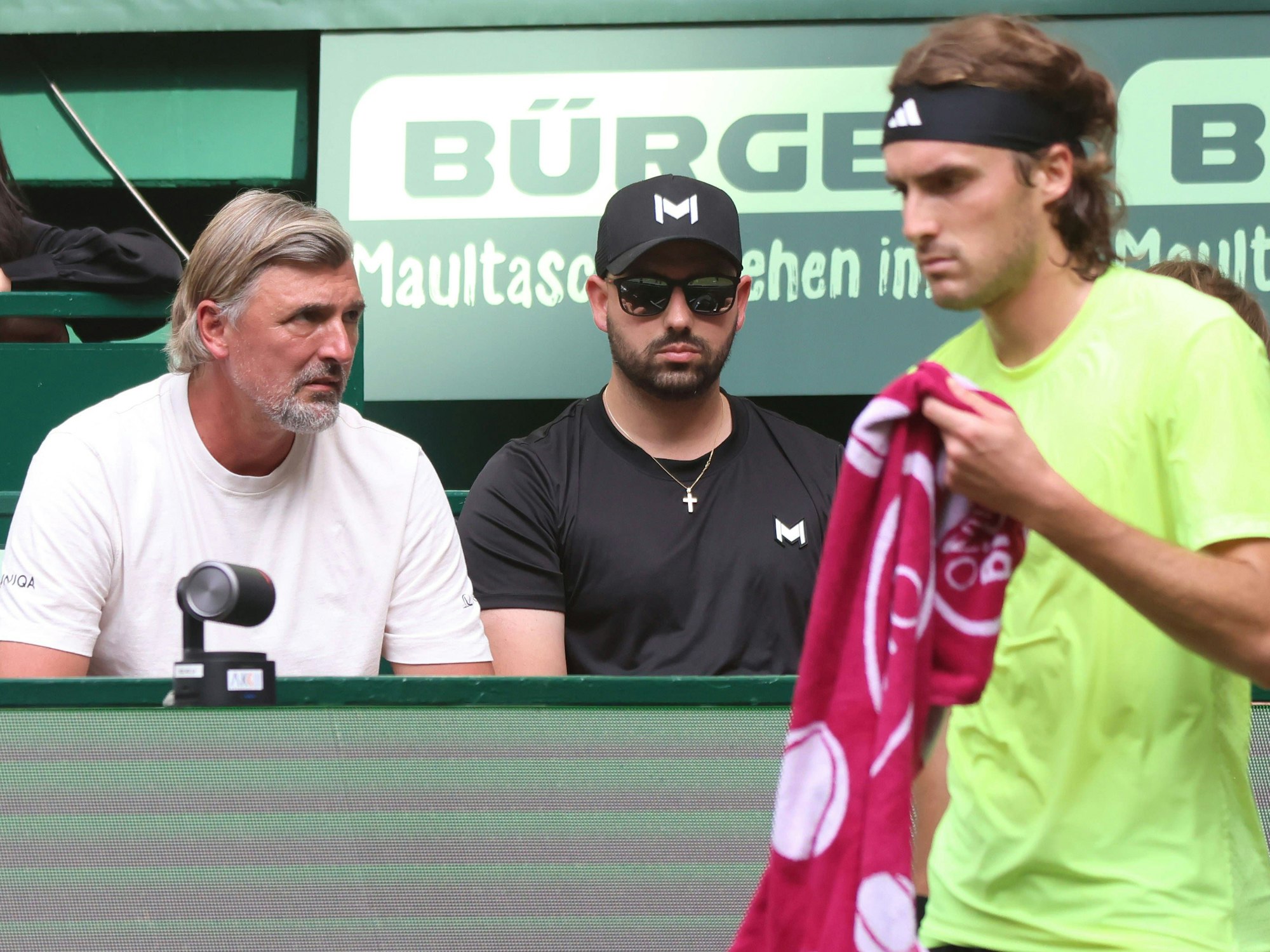 Goran Ivanisevic sitzt bei einem Match von Stefanos Tsitsipas am Spielfeldrand.