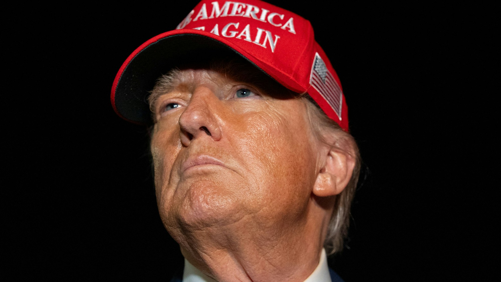 Donald Trump spricht mit Reportern und Reporterinnen bei seiner Ankunft in der Air Force One auf der Joint Base Andrews – der US-Präsident räumte die Erfolglosigkeit eines Telefonats mit Putin ein. (Archivbild)