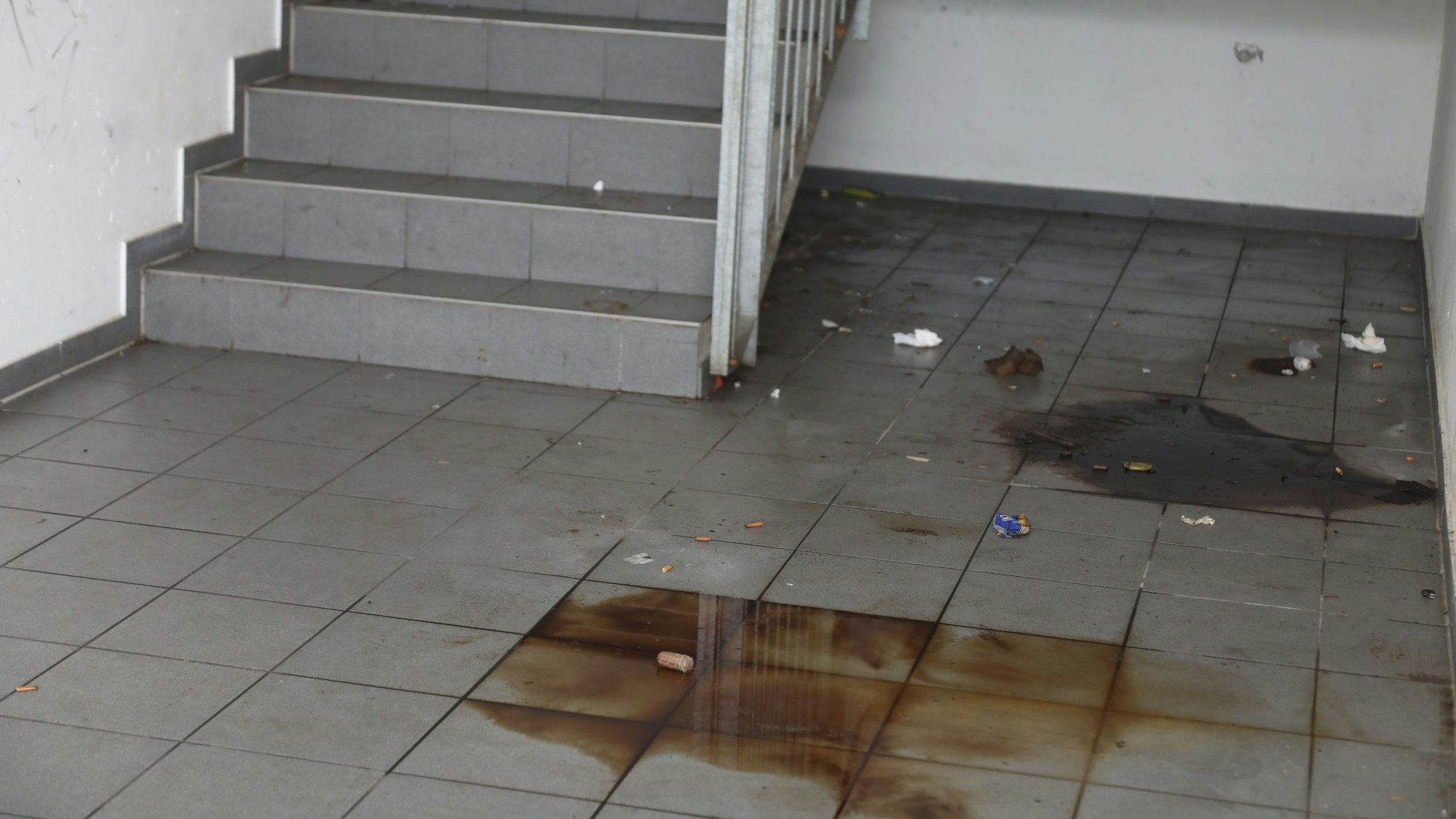 Das Treppenhaus des Parkhauses ist einfach nur eklig, der Gestank bestialisch.
