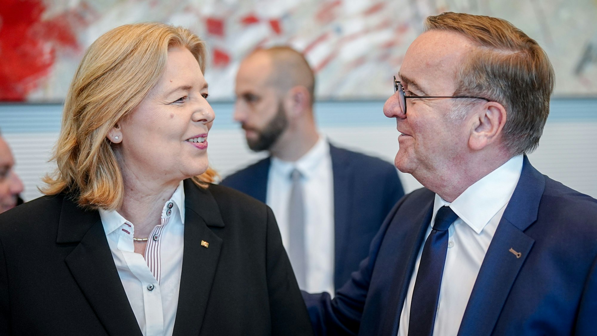 Bärbel Bas und Boris Pistorius lächeln sich an