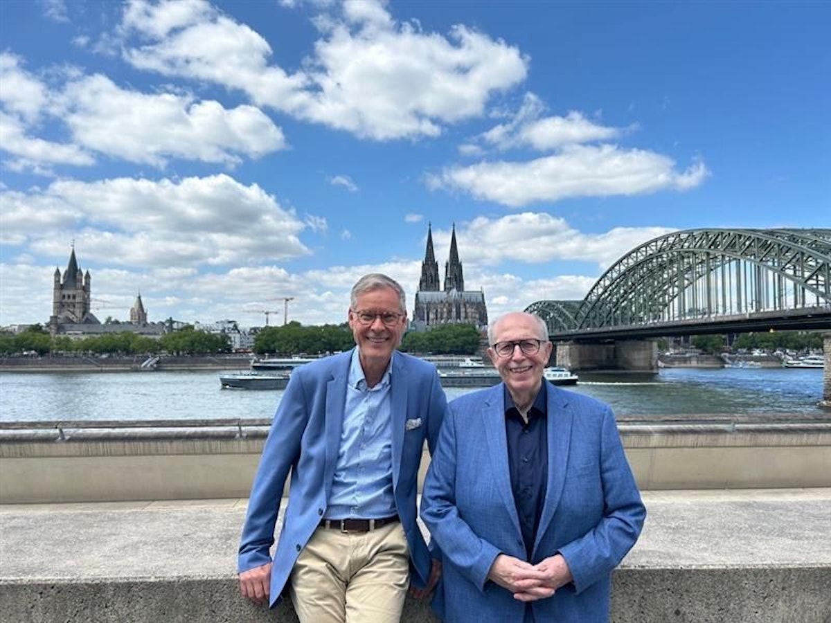 Reiner Calmund (r.) und Sven-Georg Adenauer trafen sich Anfang Juli 2025 zum Interview mit den EXPRESS.de-Redakteuren Uwe Bödeker und Marcel Schwamborn.