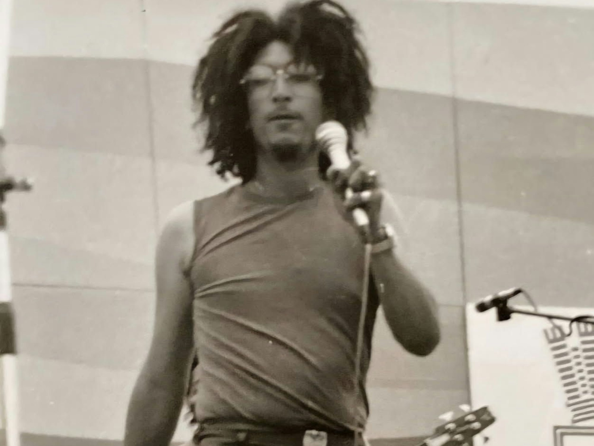 Historisches Foto: Andrew Murphy im Jahr 1982 bei einem Konzert in der ehemaligen DDR auf Tour mit der Band Rhapsody, die laut Murphy die erste Reggae-Band in Ostdeutschland war.