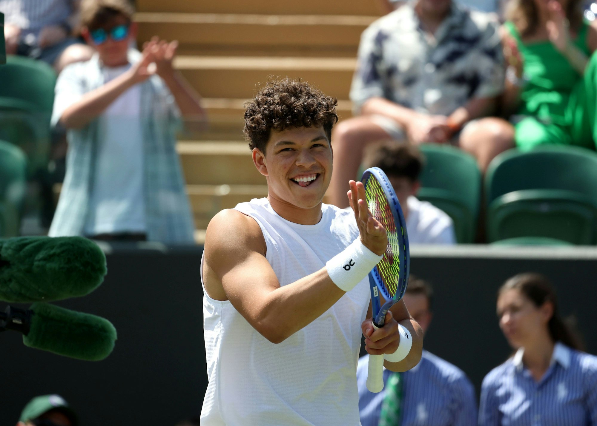 Ben Shelton bedankt sich schelmisch grinsend bei den Fans.