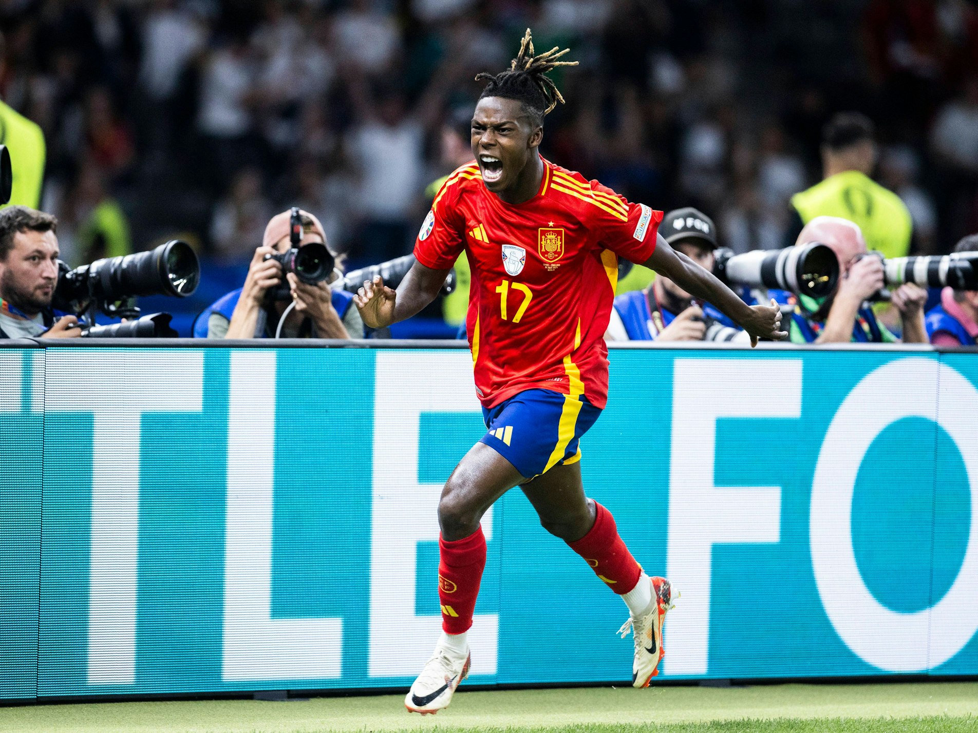 Nico Williams jubelt im Spanien-Trikot.