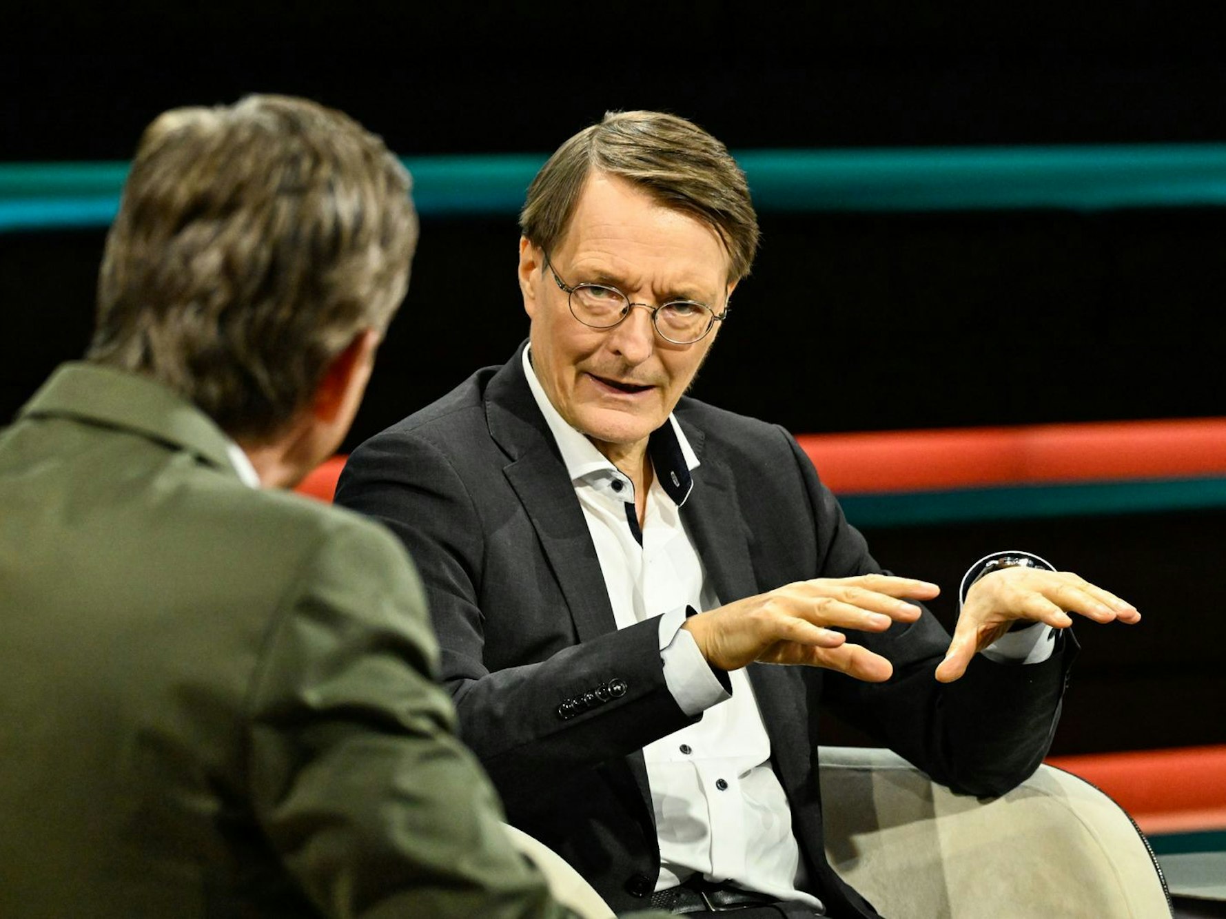 Ex-Gesundheitsminister Karl Lauterbach wollte nicht verraten, wer die ungeschwärzte Version des Sudhof-Berichts bislang zu Gesicht bekommen hat. (Bild: ZDF / Markus Hertrich)
