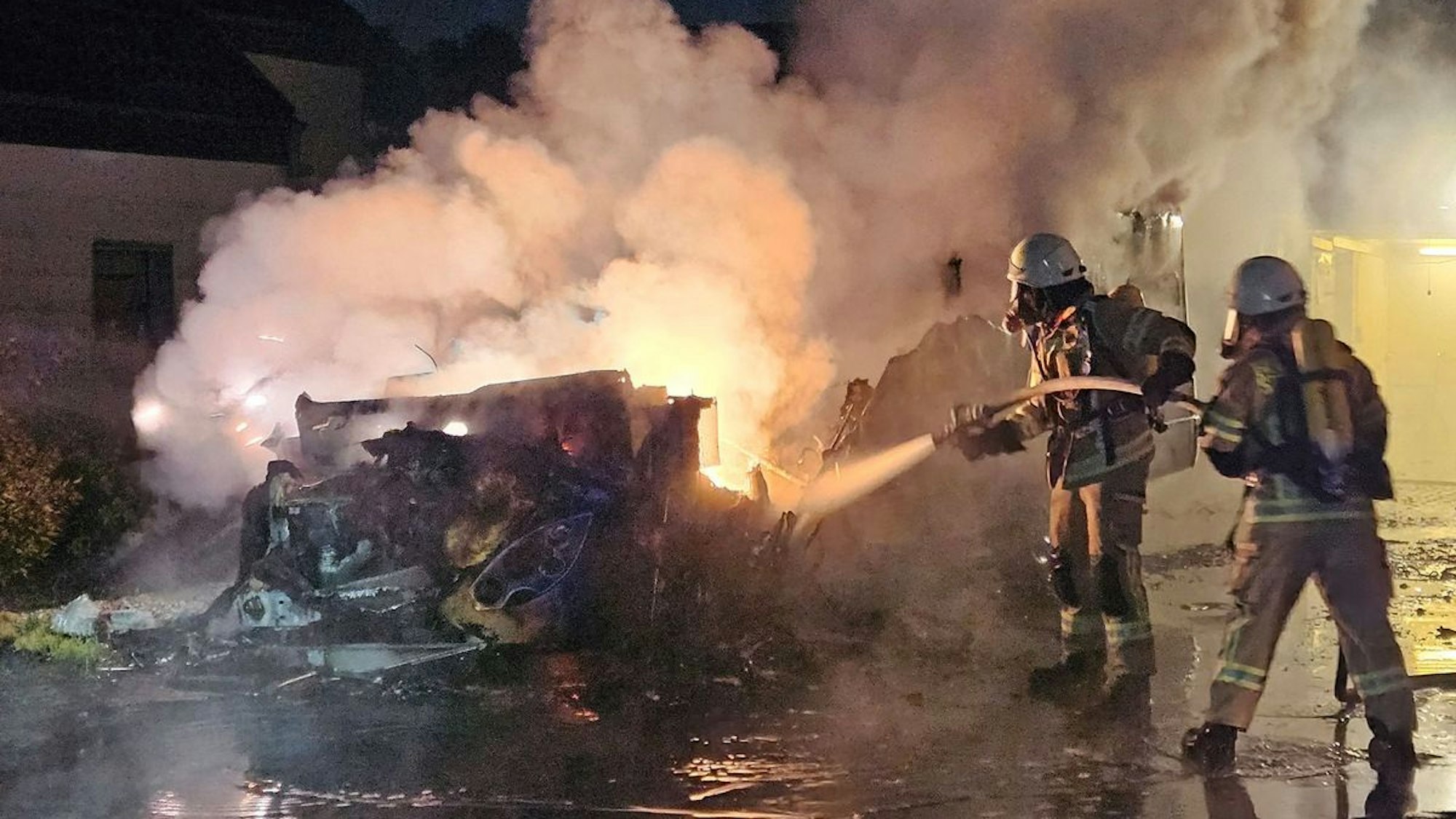 Feuerwehr Goch: Reisemobil in Vollbrand: Feuerwehr verhindert Übergreifen der Flammen