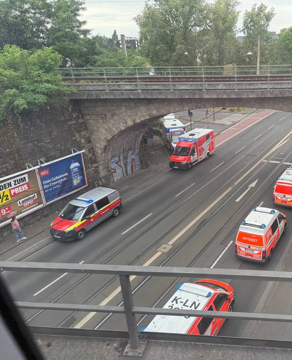 Deutz während des Feuerwehreinsatzes am 5. Juli 2025 in Köln