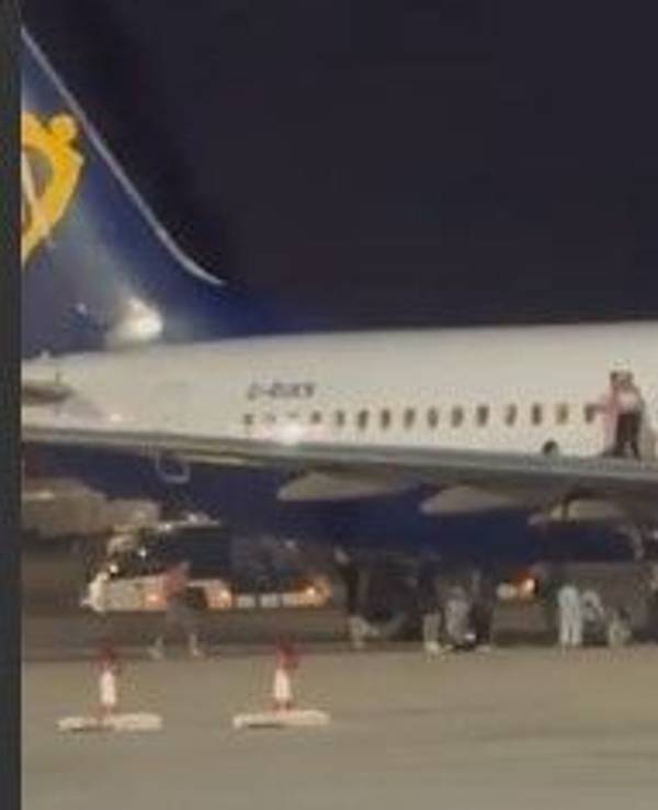 Nachdem an Bord ein Feuer ausgebrochen war, flüchteten einige Passagiere und Passagierinnen in Panik über die Tragflächen ins Freie.