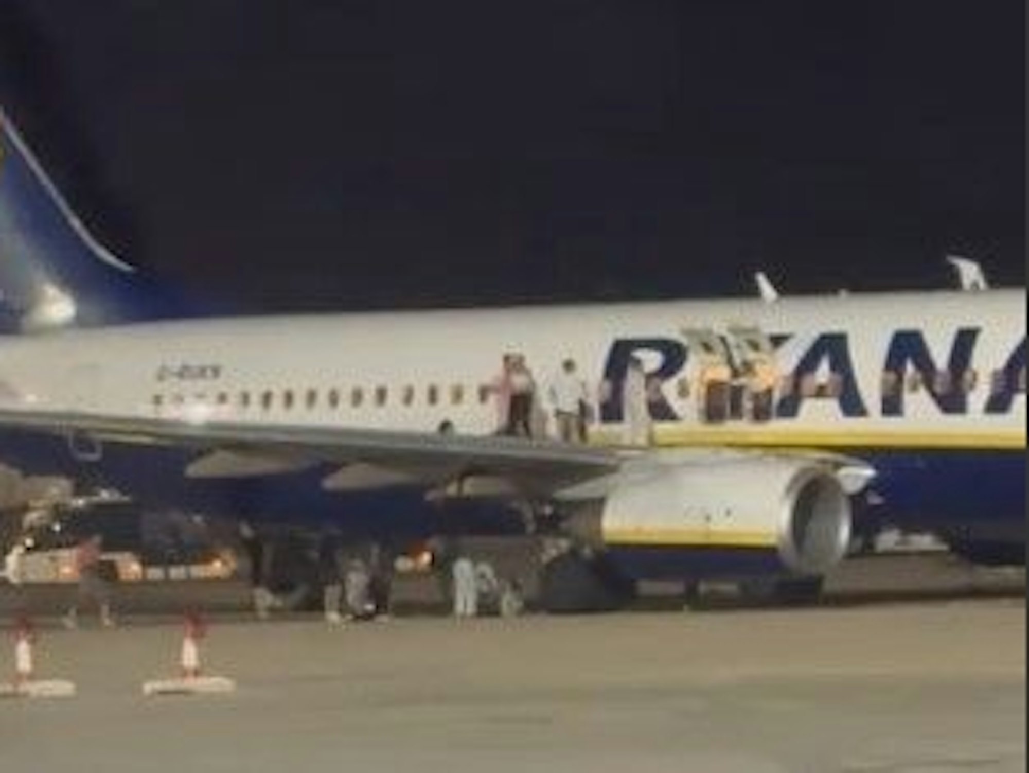 Nachdem an Bord ein Feuer ausgebrochen war, flüchteten einige Passagiere und Passagierinnen in Panik über die Tragflächen ins Freie.