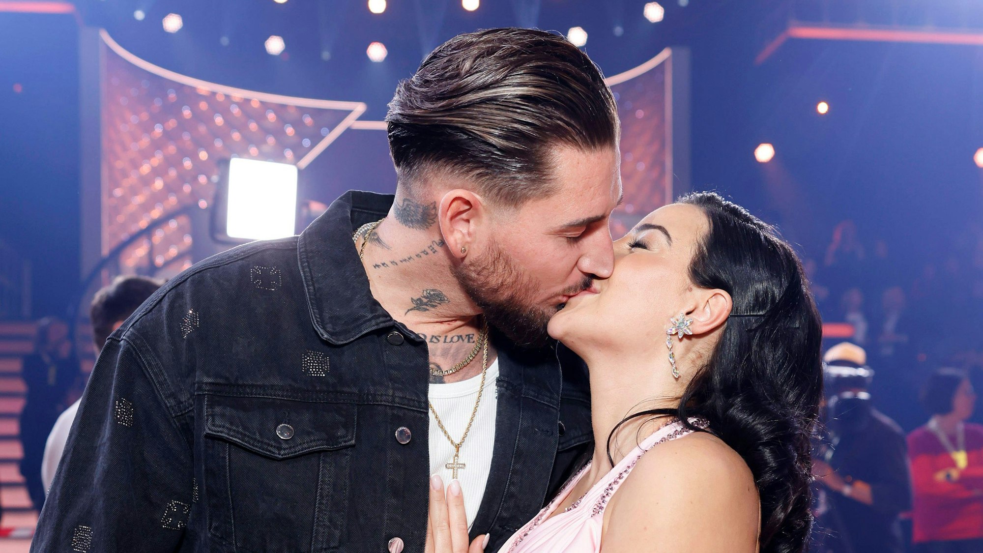 Leyla Lahouar küsst Mike Heiter