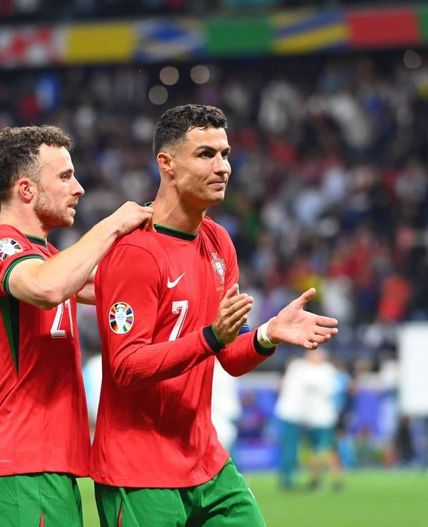 Cristiano Ronaldo wird von Diogo Jota unterstützt.