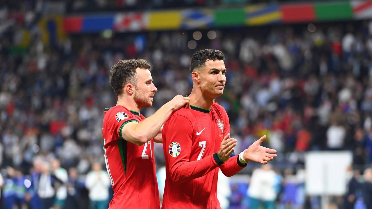 Cristiano Ronaldo wird von Diogo Jota unterstützt.