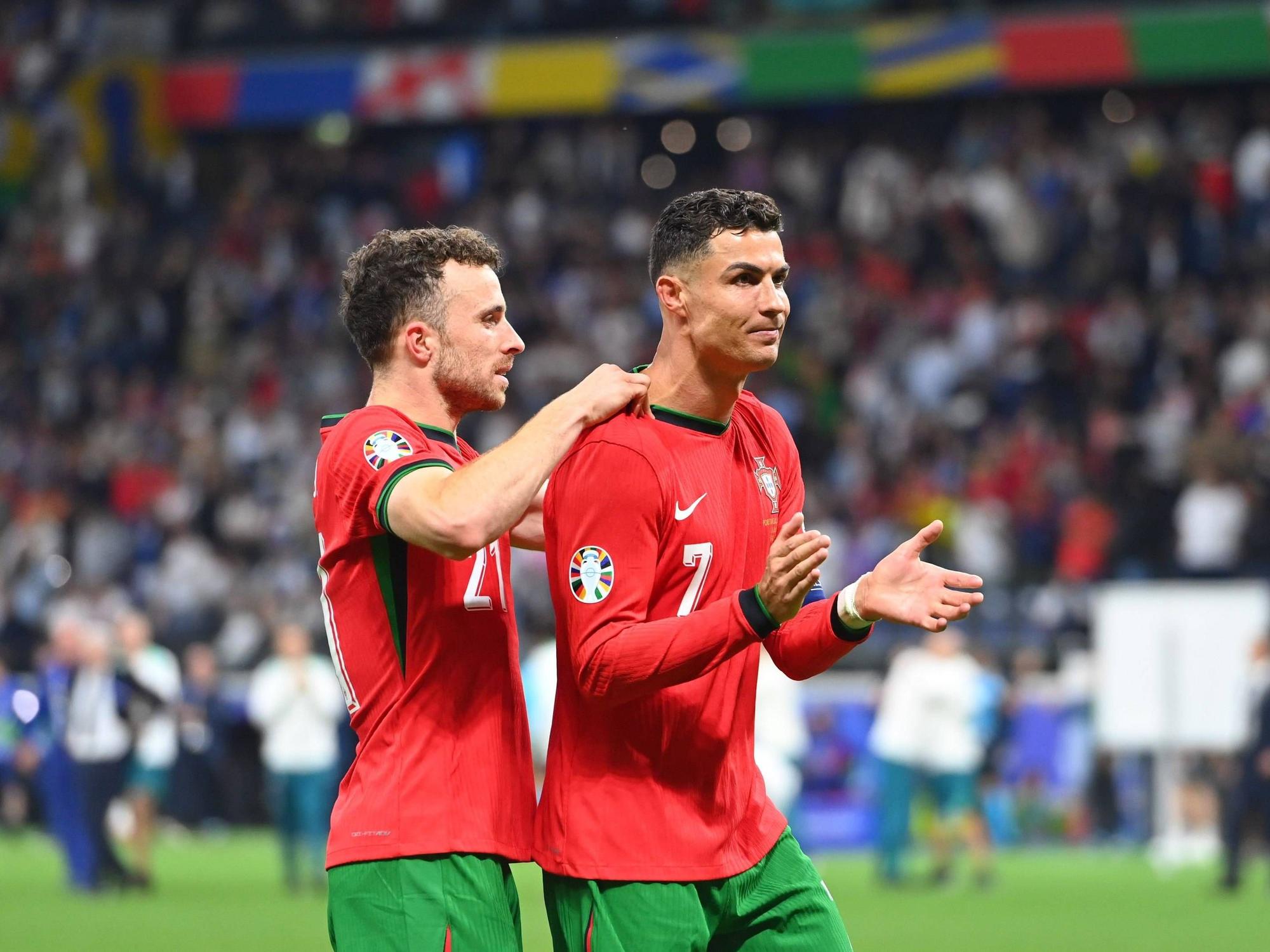 Cristiano Ronaldo wird von Diogo Jota unterstützt.