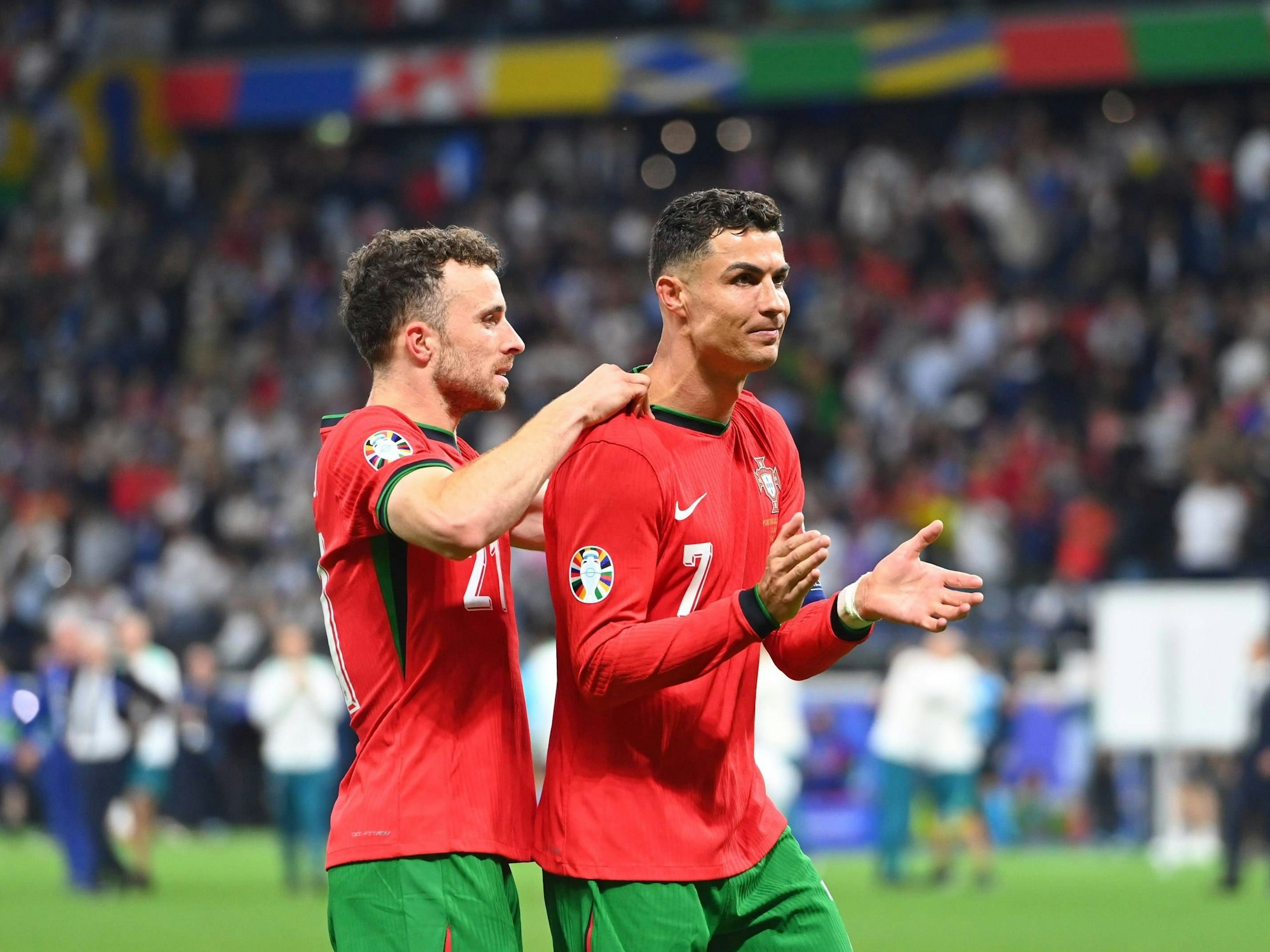 Cristiano Ronaldo wird von Diogo Jota unterstützt.