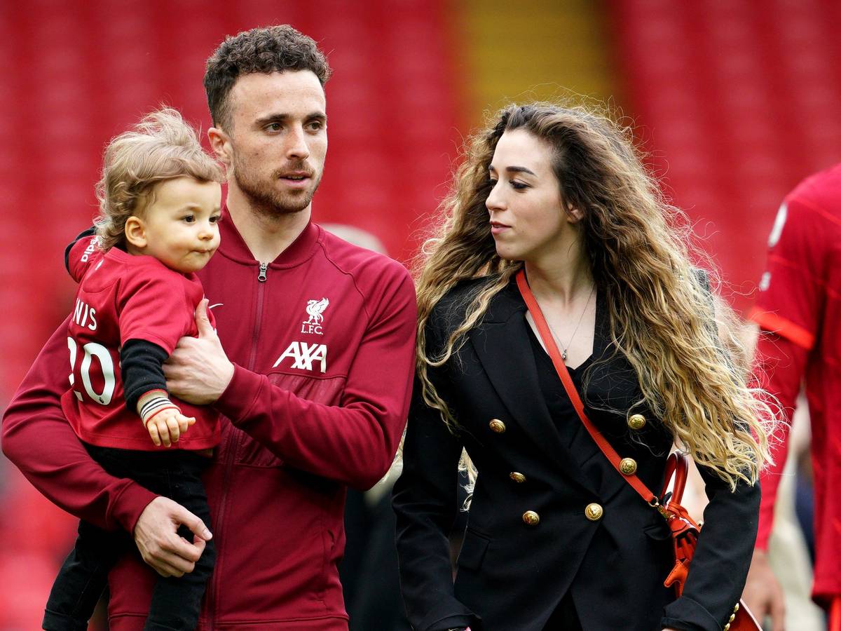 Liverpools Diogo Jota geht nach dem Spiel der englischen Premier League zwischen Liverpool und den Wolverhampton Wanderers in Anfield mit seiner Frau Rute Cardoso und Kind über den Platz.