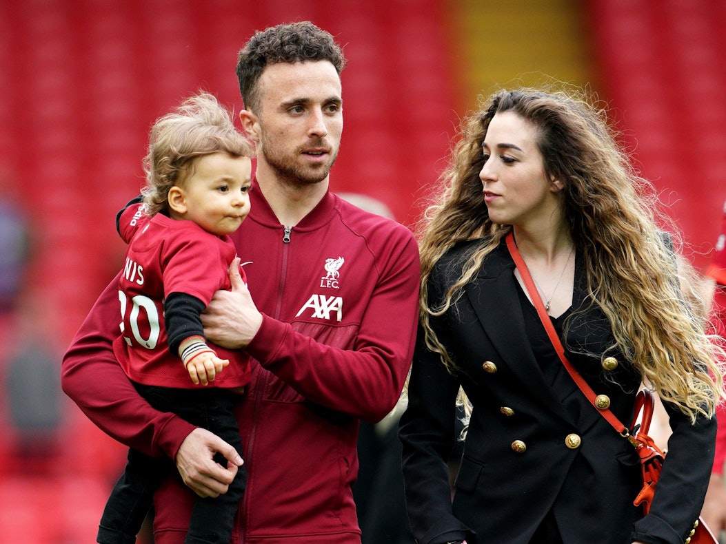 Liverpools Diogo Jota geht nach dem Spiel der englischen Premier League zwischen Liverpool und den Wolverhampton Wanderers in Anfield mit seiner Frau Rute Cardoso und Kind über den Platz.