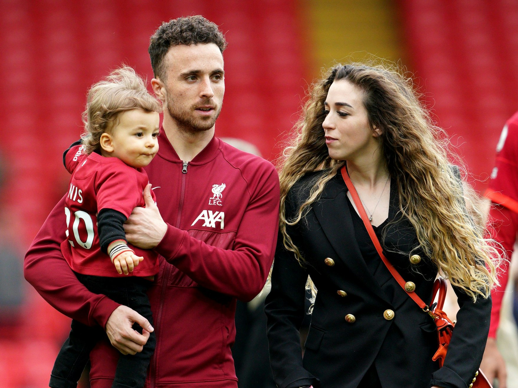 Diogo Jota mit seiner Frau Rute Cardoso und seinem Kind auf dem Spielfeld.