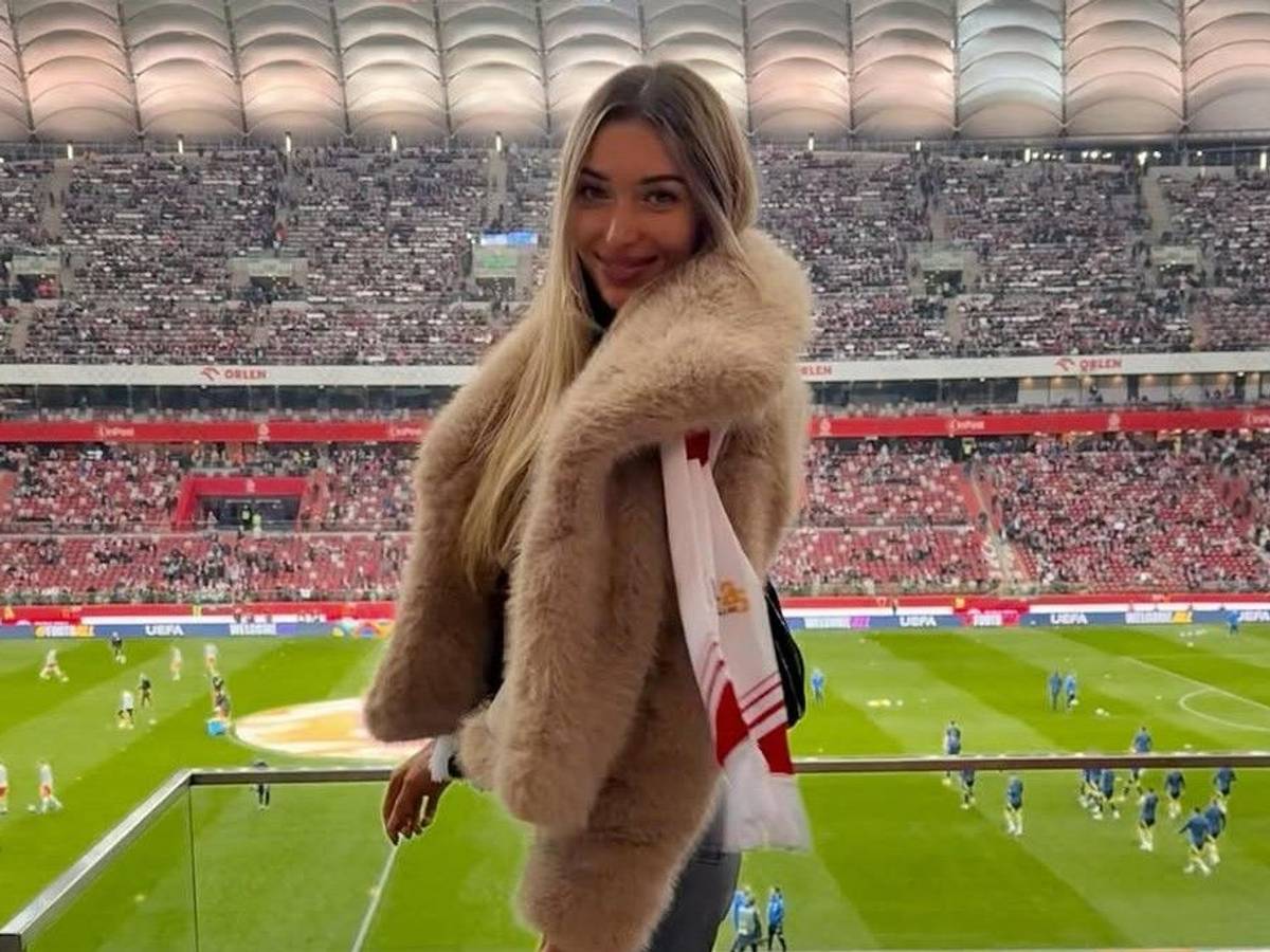 Monika Wojtas, Freundin des neuen FC-Profis Jakub Kaminski, posiert bei einem Stadionbesuch.