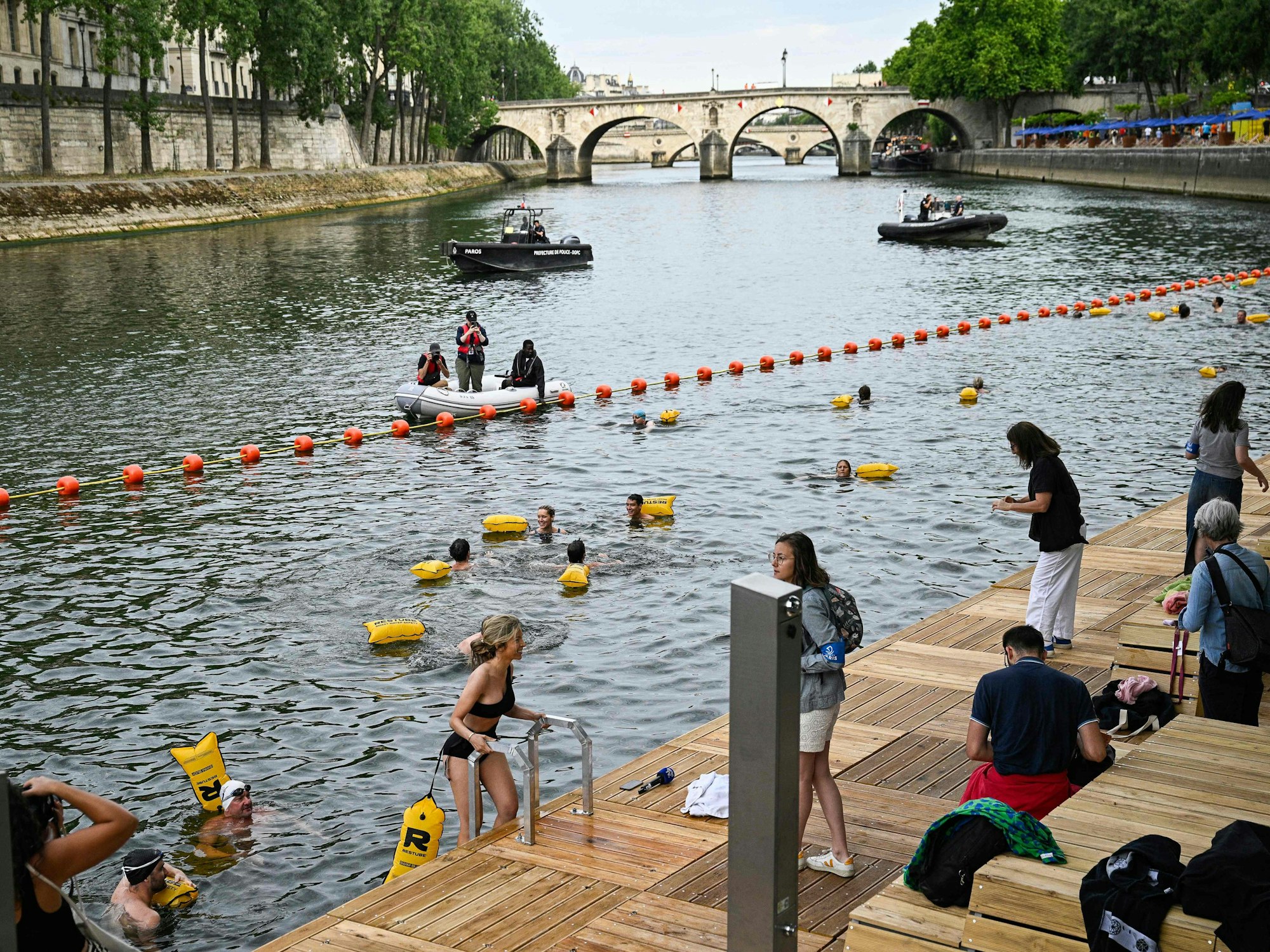 In der Seine kann jetzt wieder geschwommen werden, allerdings nur in abgesicherten Bereichen.