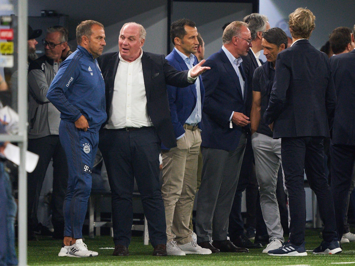 Uli Hoeneß redet emotional auf Hansi Flick ein.