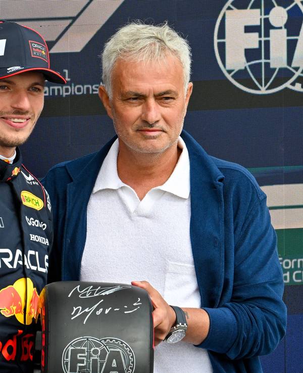 Max Verstappen und José Mourinho posieren für ein Foto.