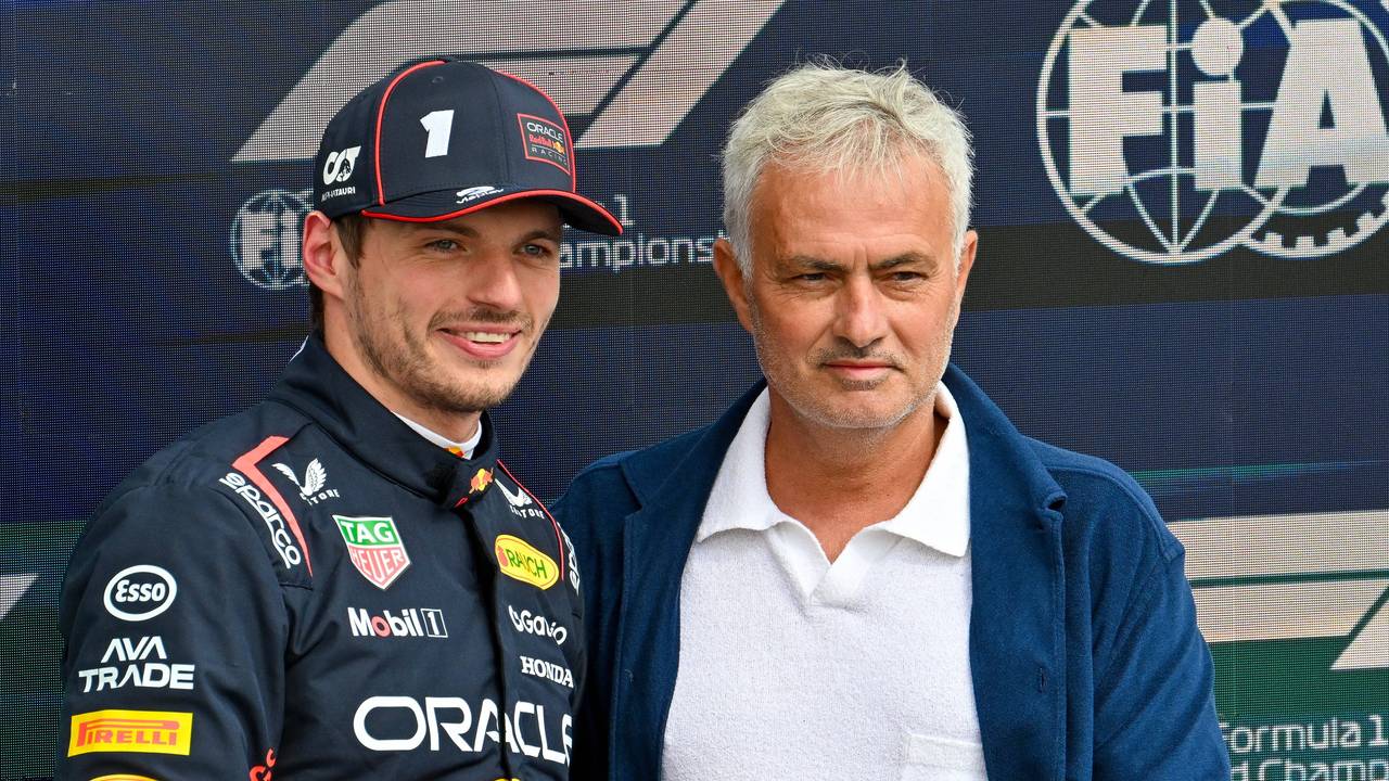 Max Verstappen und José Mourinho posieren für ein Foto.