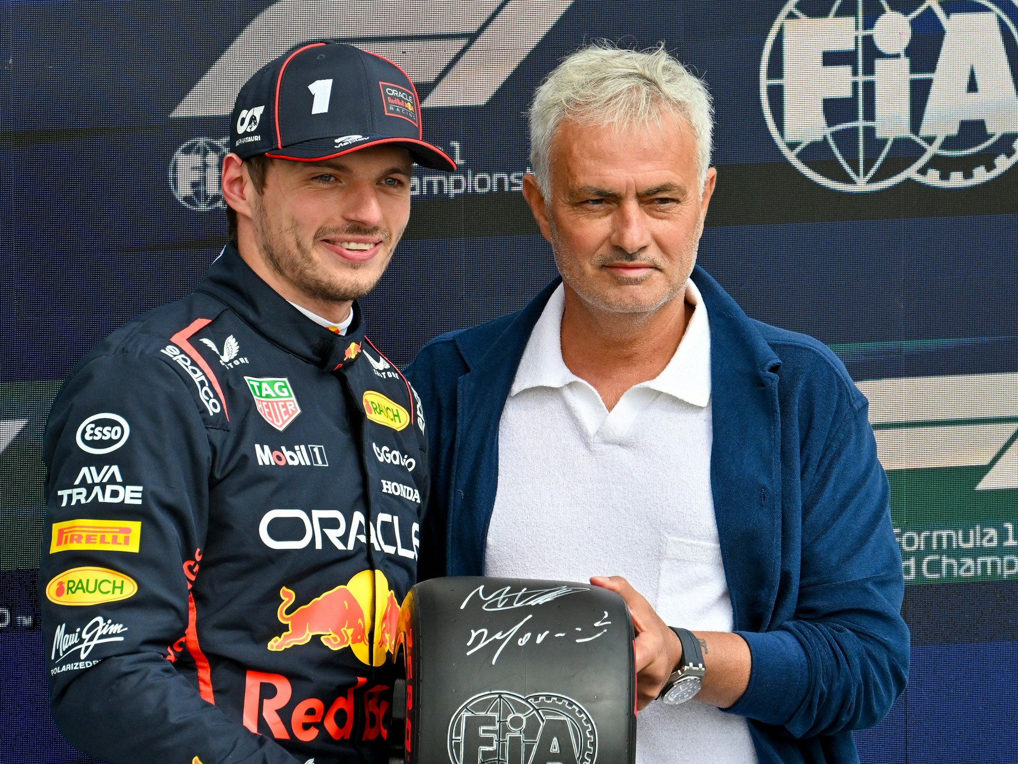 Max Verstappen und José Mourinho posieren für ein Foto.