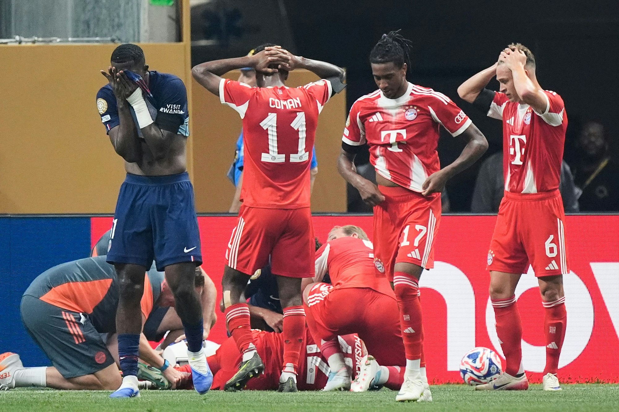 Die PSG- und Bayern-Stars können kaum hinsehen, wie sich der am Boden liegende Jamal Musiala verletzt hat.