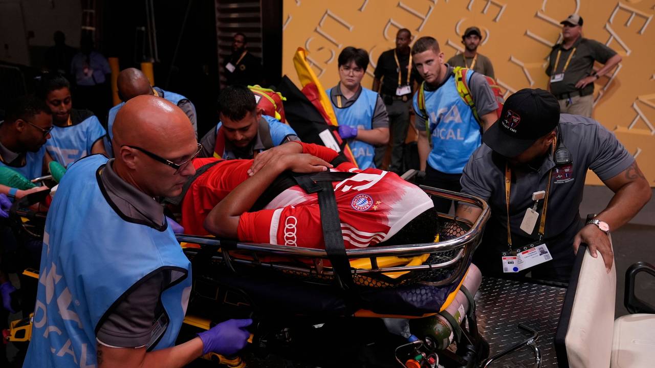 Jamal Musiala zieht sich, mutmaßlich schwer verletzt, das Trikot über den Kopf. Der Bayern-Star verlässt das Spielfeld auf einer Trage.