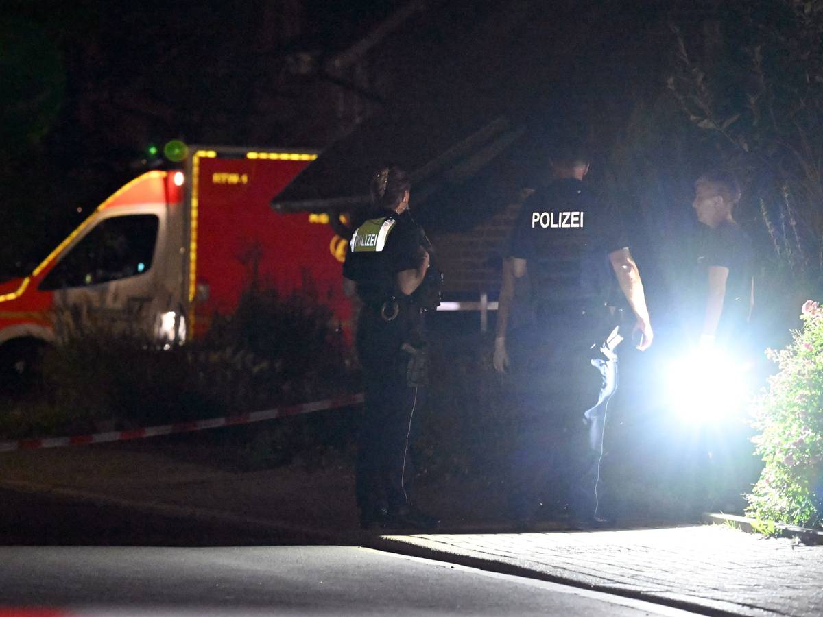 Einsatzkräfte bei einem Einsatz (Symbolfoto)