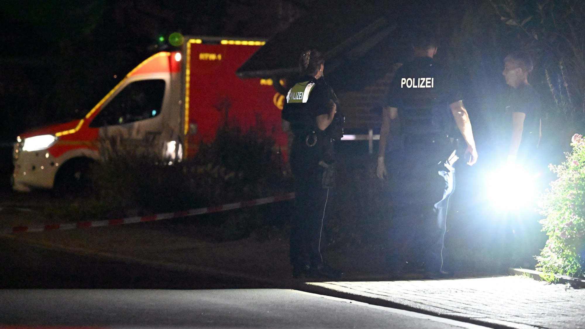 Polizei und Rettungskräfte bei einem Einsatz (Symbolfoto)