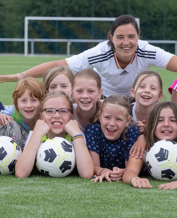 Immer mehr Mädchen erobern den Fußballplatz, hier ein Trainingscamp mit Ex-Bundesligaspielerin Monique Michaelis in Hattingen. In Deutschland kicken 380.000 Mädchen unter 18 Jahren – Tendenz steigend.