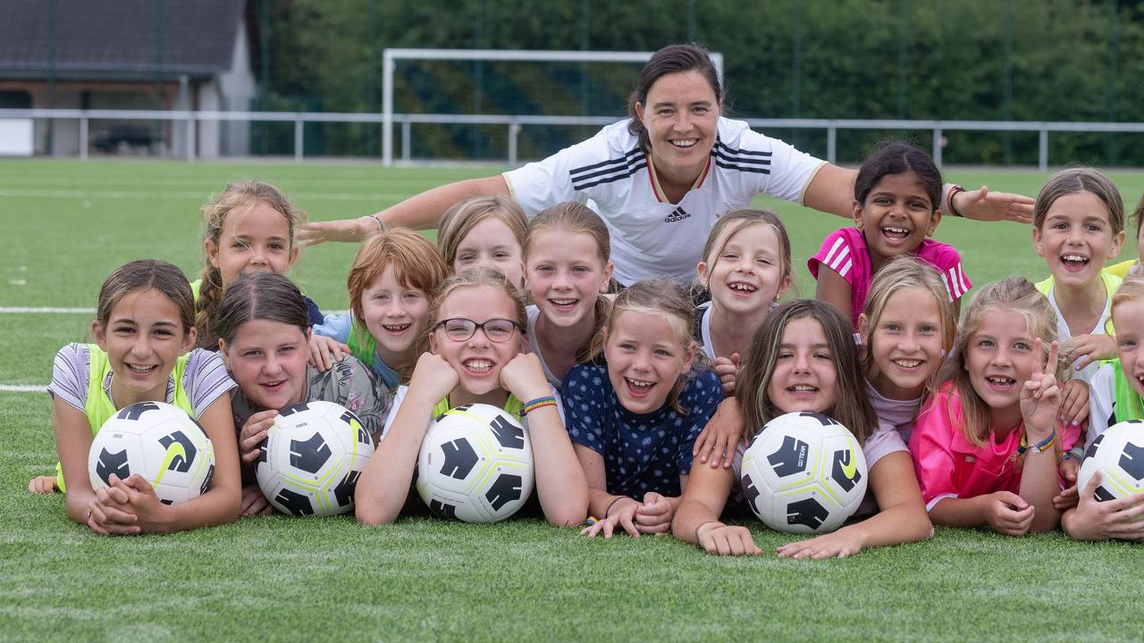 Immer mehr Mädchen erobern den Fußballplatz, hier ein Trainingscamp mit Ex-Bundesligaspielerin Monique Michaelis in Hattingen. In Deutschland kicken 380.000 Mädchen unter 18 Jahren – Tendenz steigend.