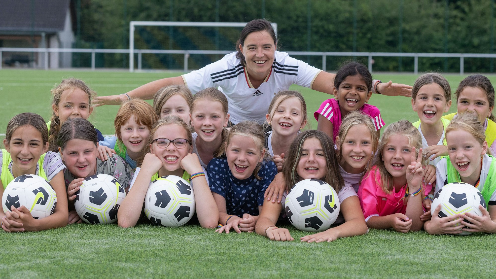 Immer mehr Mädchen erobern den Fußballplatz, hier ein Trainingscamp mit Ex-Bundesligaspielerin Monique Michaelis in Hattingen. In Deutschland kicken 380.000 Mädchen unter 18 Jahren – Tendenz steigend.