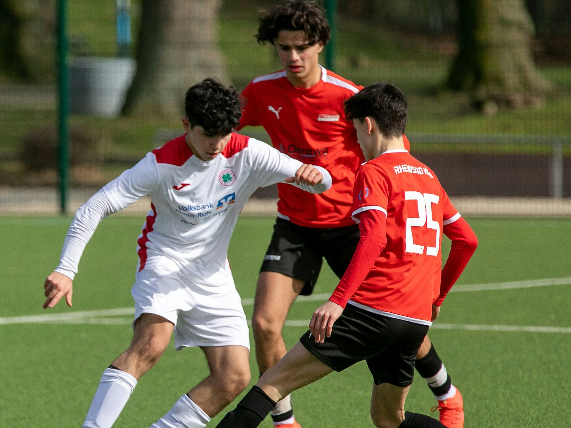 Jungs auf dem Platz bevorzugt? Hier ein Bild von den C-Junioren beim Spiel des FC Rheinsüd (Rote Trikots) gegen RW Oberhausen im März 2023.