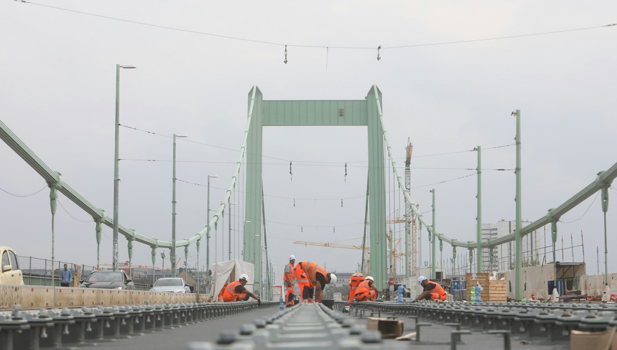 Die Mülheimer Brücke in Köln. Nach 17 Monaten Sperrung wird sie endlich wieder für den Verkehr freigegeben.
